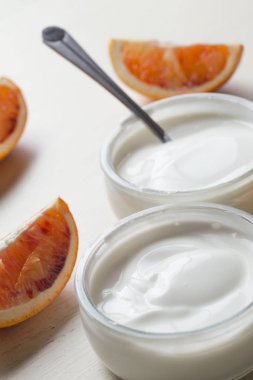 Yoğurt veya cam ligth arka plan üzerinde kozmetik krem ürün yelpazesine sahip. Doğal, sağlıklı, gurme tatlı granola kahvaltı için. Tatlı yoğurt closeup kopya alanı ile