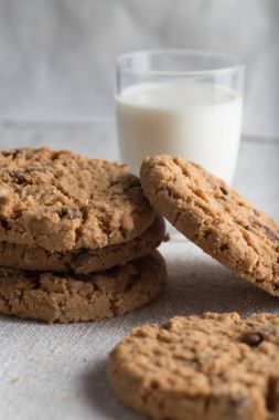İle ışık Tekstil zemin üzerine Çikolata parçalı kurabiye kazık. Kahvaltı, Kahvaltı ve öğle yemeği için lezzetli sabah aperatifler. Apetisant, sağlıklı, tatlı, scrummy ve fast food