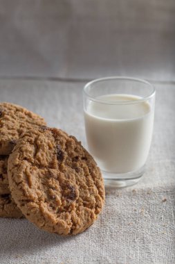 İle ışık Tekstil zemin üzerine Çikolata parçalı kurabiye kazık. Kahvaltı, Kahvaltı ve öğle yemeği için lezzetli sabah aperatifler. Apetisant, sağlıklı, tatlı, scrummy ve fast food