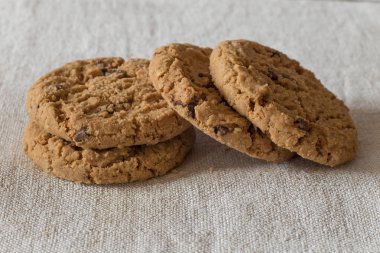 İle ışık Tekstil zemin üzerine Çikolata parçalı kurabiye kazık. Kahvaltı, Kahvaltı ve öğle yemeği için lezzetli sabah aperatifler. Apetisant, sağlıklı, tatlı, scrummy ve fast food