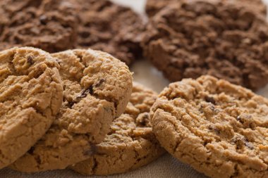 İle ışık Tekstil zemin üzerine Çikolata parçalı kurabiye kazık. Kahvaltı, Kahvaltı ve öğle yemeği için lezzetli sabah aperatifler. Apetisant, sağlıklı, tatlı, scrummy ve fast food