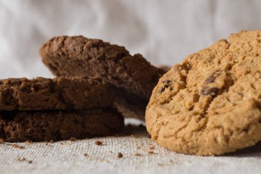 İle ışık Tekstil zemin üzerine Çikolata parçalı kurabiye kazık. Kahvaltı, Kahvaltı ve öğle yemeği için lezzetli sabah aperatifler. Apetisant, sağlıklı, tatlı, scrummy ve fast food