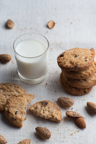 Çikolatalı ve ışık Tekstil zemin üzerine Badem Çerezler kazık. Kahvaltı, Kahvaltı ve öğle yemeği için lezzetli sabah aperatifler. Apetisant, sağlıklı ve fast food