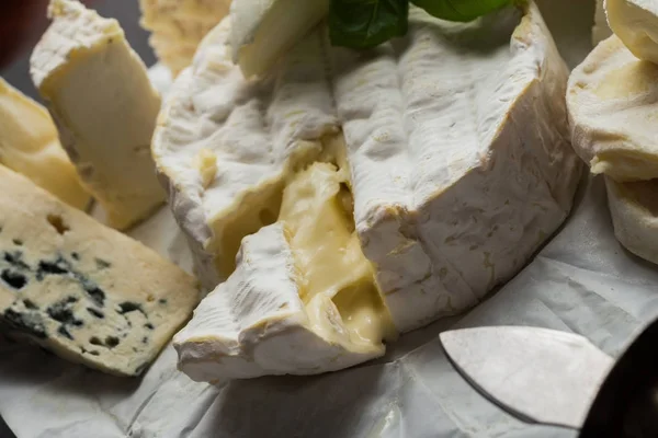 Tablo arka plan üzerinde çeşitli peynir. Çeşitli sıralar için iştah açıcı, gurme, lezzetli aperatifler. Öğle ve akşam yemekleri closeup şarap için geleneksel Fransız yemeği. Camembert, Roquefort