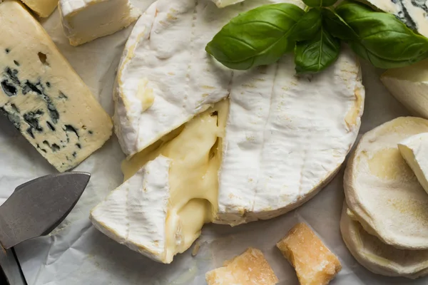 Tablo arka plan üzerinde çeşitli peynir. Çeşitli sıralar için iştah açıcı, gurme, lezzetli aperatifler. Öğle ve akşam yemekleri closeup şarap için geleneksel Fransız yemeği. Camembert, Roquefort
