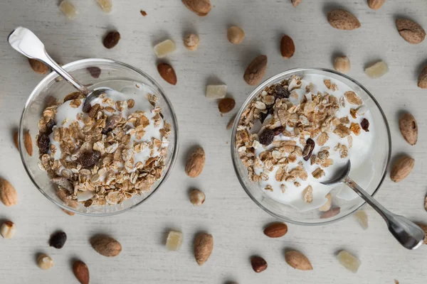 Granola yoğurt, fındık ve açık renkli cam kase meyve ile. Kahvaltı için lezzetli, sağlıklı tatlı tatlı. Mısır gevreği, müsli. Kopya alanı, portre
