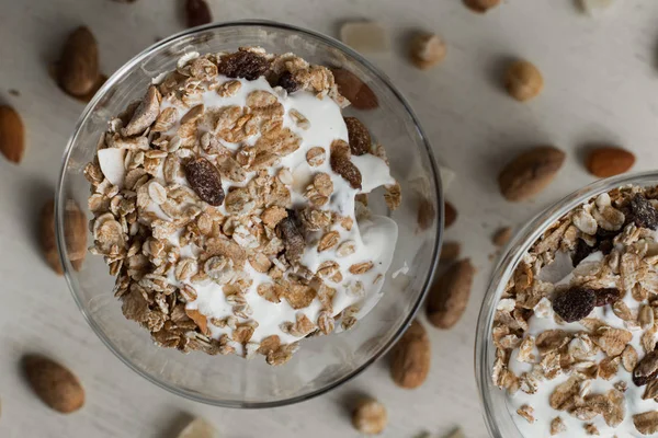 Granola yoğurt, fındık ve açık renkli cam kase meyve ile. Kahvaltı için lezzetli, sağlıklı tatlı tatlı. Mısır gevreği, müsli. Kopya alanı, portre