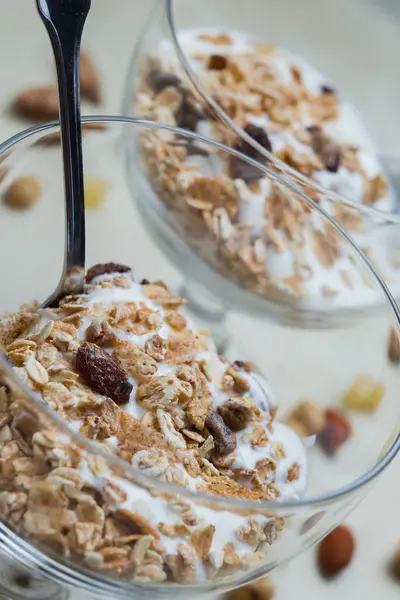Granola yoğurt, fındık ve açık renkli cam kase meyve ile. Kahvaltı için lezzetli, sağlıklı tatlı tatlı. Mısır gevreği, müsli. Kopya alanı, portre
