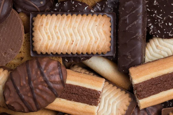 Siyah arka plan üzerine çeşitli kurabiyeler. Kahvaltı, Kahvaltı ve öğle yemeği için lezzetli sabah aperatifler. Apetisant, tatlı ve fast food