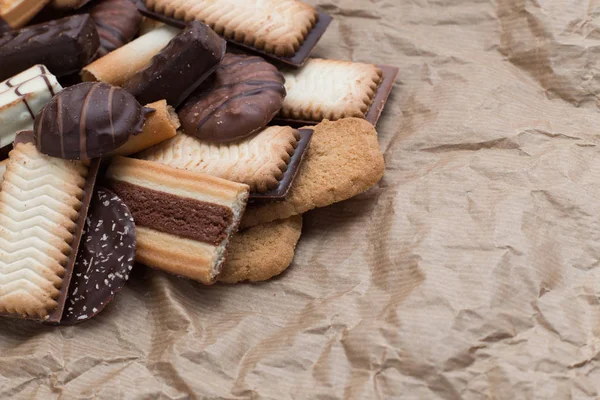 Siyah arka plan üzerine çeşitli kurabiyeler. Kahvaltı, Kahvaltı ve öğle yemeği için lezzetli sabah aperatifler. Apetisant, tatlı ve fast food