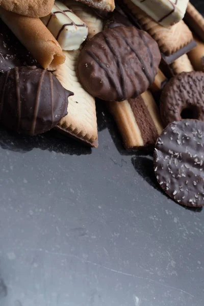 Siyah arka plan üzerine çeşitli kurabiyeler. Kahvaltı, Kahvaltı ve öğle yemeği için lezzetli sabah aperatifler. Apetisant, tatlı ve fast food