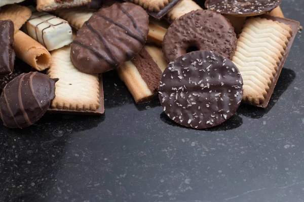 Siyah arka plan üzerine çeşitli kurabiyeler. Kahvaltı, Kahvaltı ve öğle yemeği için lezzetli sabah aperatifler. Apetisant, tatlı ve fast food