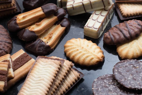 Siyah arka plan üzerine çeşitli kurabiyeler. Kahvaltı, Kahvaltı ve öğle yemeği için lezzetli sabah aperatifler. Apetisant, tatlı ve fast food