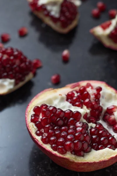 Karanlık mermer zemin üzerine kırmızı sulu nar. Sağlıklı, antioksidan, taze, gurme, lezzetli, organik meyve. Nar suyu için madde. Yakın çekim ve kopya alanı
