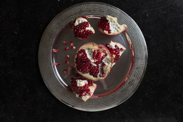 Karanlık mermer zemin üzerine kırmızı sulu nar. Sağlıklı, antioksidan, taze, gurme, lezzetli, organik meyve. Nar suyu için madde. Yakın çekim ve kopya alanı