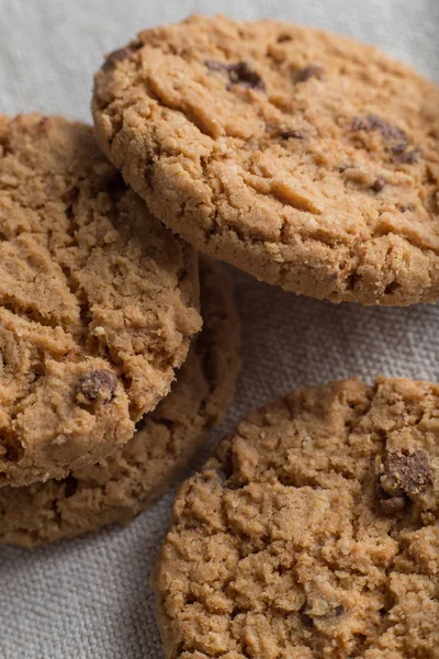 İle ışık Tekstil zemin üzerine Çikolata parçalı kurabiye kazık. Kahvaltı, Kahvaltı ve öğle yemeği için lezzetli sabah aperatifler. Apetisant, sağlıklı, tatlı, scrummy ve fast food