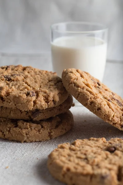 İle ışık Tekstil zemin üzerine Çikolata parçalı kurabiye kazık. Kahvaltı, Kahvaltı ve öğle yemeği için lezzetli sabah aperatifler. Apetisant, sağlıklı, tatlı, scrummy ve fast food