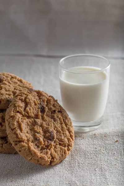 İle ışık Tekstil zemin üzerine Çikolata parçalı kurabiye kazık. Kahvaltı, Kahvaltı ve öğle yemeği için lezzetli sabah aperatifler. Apetisant, sağlıklı, tatlı, scrummy ve fast food