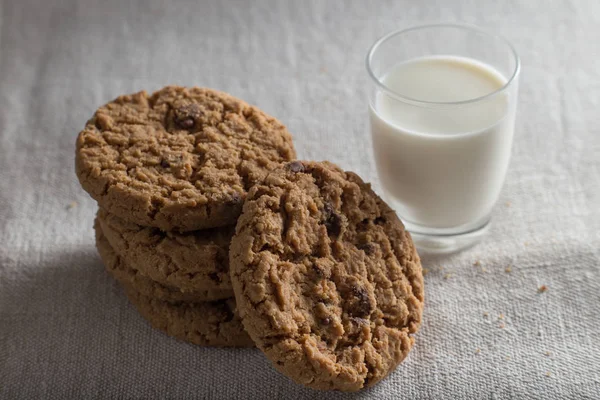 İle ışık Tekstil zemin üzerine Çikolata parçalı kurabiye kazık. Kahvaltı, Kahvaltı ve öğle yemeği için lezzetli sabah aperatifler. Apetisant, sağlıklı, tatlı, scrummy ve fast food