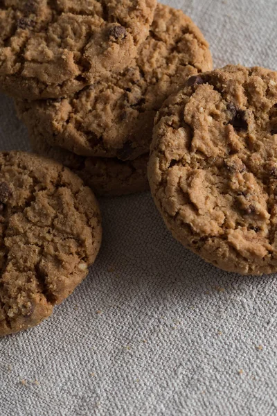 İle ışık Tekstil zemin üzerine Çikolata parçalı kurabiye kazık. Kahvaltı, Kahvaltı ve öğle yemeği için lezzetli sabah aperatifler. Apetisant, sağlıklı, tatlı, scrummy ve fast food