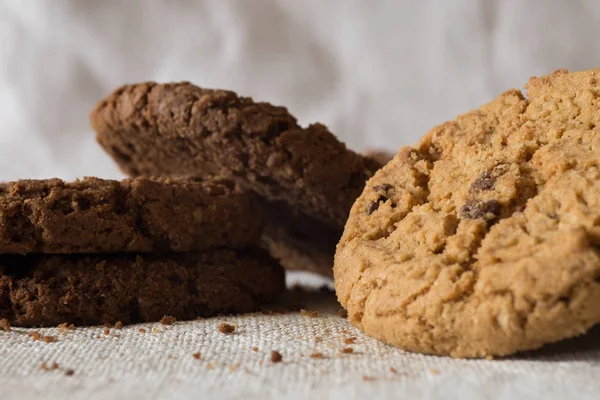 İle ışık Tekstil zemin üzerine Çikolata parçalı kurabiye kazık. Kahvaltı, Kahvaltı ve öğle yemeği için lezzetli sabah aperatifler. Apetisant, sağlıklı, tatlı, scrummy ve fast food