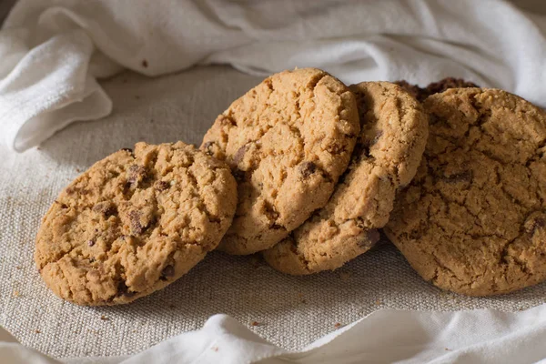 İle ışık Tekstil zemin üzerine Çikolata parçalı kurabiye kazık. Kahvaltı, Kahvaltı ve öğle yemeği için lezzetli sabah aperatifler. Apetisant, sağlıklı, tatlı, scrummy ve fast food
