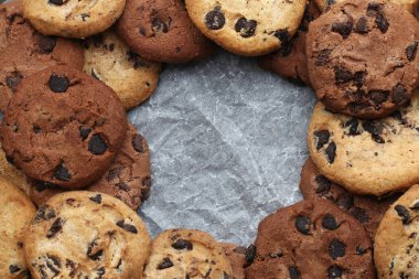 Çeşit çeşit Çikolata parçalı kurabiye. Arka plan kapatın. Üstten Görünüm