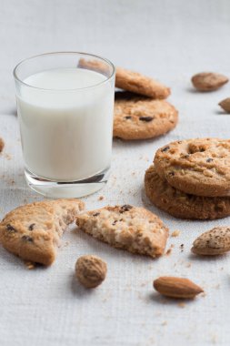 Çikolatalı ve ışık Tekstil zemin üzerine Badem Çerezler kazık. Kahvaltı, Kahvaltı ve öğle yemeği için lezzetli sabah aperatifler. Apetisant, sağlıklı ve fast food