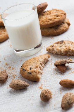 Çikolatalı ve ışık Tekstil zemin üzerine Badem Çerezler kazık. Kahvaltı, Kahvaltı ve öğle yemeği için lezzetli sabah aperatifler. Apetisant, sağlıklı ve fast food