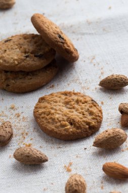 Çikolatalı ve ışık Tekstil zemin üzerine Badem Çerezler kazık. Kahvaltı, Kahvaltı ve öğle yemeği için lezzetli sabah aperatifler. Apetisant, sağlıklı ve fast food