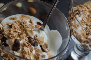 Granola yoğurt, fındık ve koyu arka plan üzerinde cam kase meyve ile. Kahvaltı için lezzetli, sağlıklı tatlı tatlı. Mısır gevreği, müsli. Kopya alanı, portre