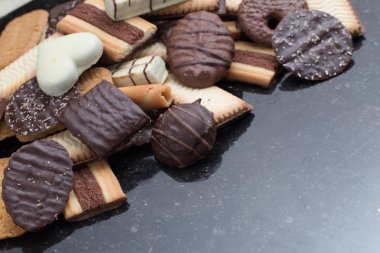 Siyah arka plan üzerine çeşitli kurabiyeler. Kahvaltı, Kahvaltı ve öğle yemeği için lezzetli sabah aperatifler. Apetisant, tatlı ve fast food