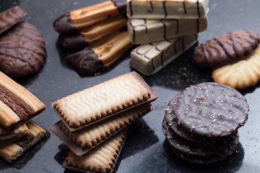 Siyah arka plan üzerine çeşitli kurabiyeler. Kahvaltı, Kahvaltı ve öğle yemeği için lezzetli sabah aperatifler. Apetisant, tatlı ve fast food