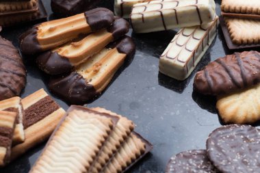 Siyah arka plan üzerine çeşitli kurabiyeler. Kahvaltı, Kahvaltı ve öğle yemeği için lezzetli sabah aperatifler. Apetisant, tatlı ve fast food