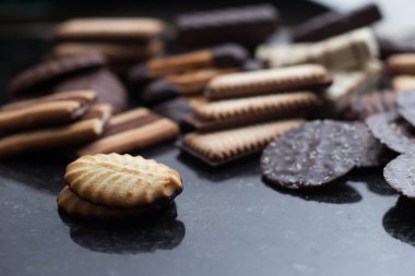 Siyah arka plan üzerine çeşitli kurabiyeler. Kahvaltı, Kahvaltı ve öğle yemeği için lezzetli sabah aperatifler. Apetisant, tatlı ve fast food