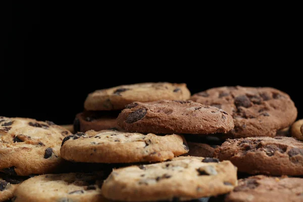 Cookies avec pépites de chocolat isolé sur fond noir — Photo