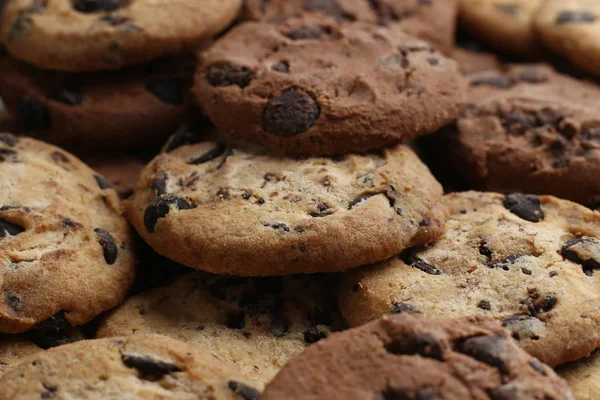 Biscuits aux pépites de chocolat assortis. Gros plan arrière-plan — Photo