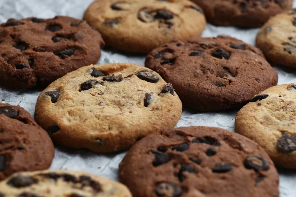 Biscuits aux pépites de chocolat assortis. Gros plan arrière-plan — Photo