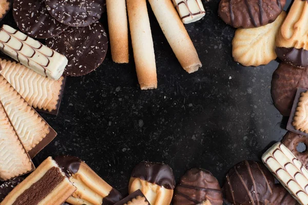 Siyah arka plan üzerine çeşitli kurabiyeler. Kahvaltı, Kahvaltı ve öğle yemeği için lezzetli sabah aperatifler. Apetisant, tatlı ve fast food