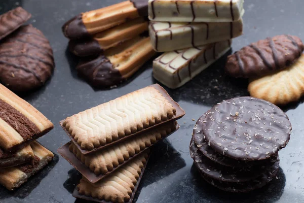 Siyah arka plan üzerine çeşitli kurabiyeler. Kahvaltı, Kahvaltı ve öğle yemeği için lezzetli sabah aperatifler. Apetisant, tatlı ve fast food