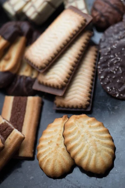 Siyah arka plan üzerine çeşitli kurabiyeler. Kahvaltı, Kahvaltı ve öğle yemeği için lezzetli sabah aperatifler. Apetisant, tatlı ve fast food