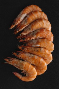 Siyah arka plan üzerine karides. Lezzetli deniz ürünleri meze haşlama veya ızgara baharatlar ile servis. Yakın çekim. Üstten Görünüm