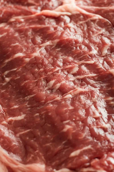 Mermer zemin üzerine taze biftek. Bir mutfak yemek pişmemiş biftek. Lezzetli, baharatlı, sulu et kopya alanı closeup ile