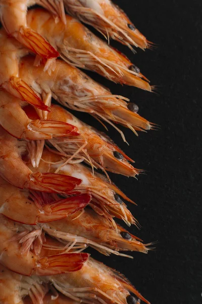Siyah arka plan üzerine karides. Lezzetli deniz ürünleri meze haşlama veya ızgara baharatlar ile servis. Yakın çekim. Üstten Görünüm