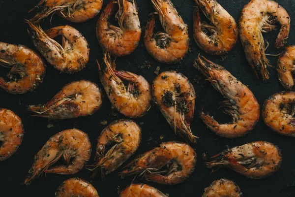 Siyah arka plan üzerine karides. Lezzetli deniz ürünleri meze haşlama veya ızgara baharatlar ile servis. Yakın çekim. Üstten Görünüm