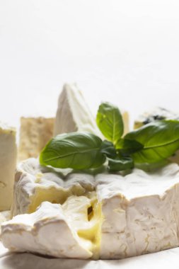 Tablo arka plan üzerinde çeşitli peynir. Çeşitli sıralar için iştah açıcı, gurme, lezzetli aperatifler. Öğle ve akşam yemekleri closeup şarap için geleneksel Fransız yemeği. Camembert, Roquefort