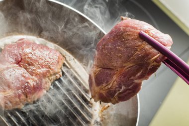 Izgara tava pişirme biftek. Kopyalama alanı closeup ile mutfak üzerinde taze, lezzetli, baharatlı et