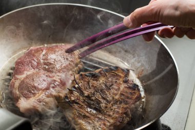 Izgara tava pişirme biftek. Kopyalama alanı closeup ile mutfak üzerinde taze, lezzetli, baharatlı et