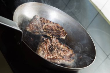 Izgara tava pişirme biftek. Kopyalama alanı closeup ile mutfak üzerinde taze, lezzetli, baharatlı et