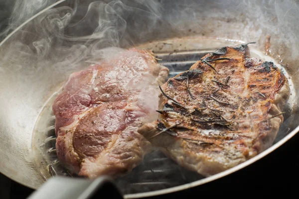 Izgara tava pişirme biftek. Kopyalama alanı closeup ile mutfak üzerinde taze, lezzetli, baharatlı et